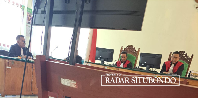 SIDANG TERBUKA: Kasus dugaan penipuan Rp 7 miliar mulai disidangkan di Pengadilan Negeri (PN) Situbondo, Selasa (22/8)