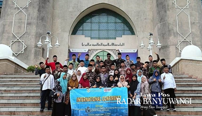 MENDUNIA: Rektor IAI Darussalam Blokagung Banyuwangi KH Dr Ahmad Munib Syafa&rsquo;at Lc MEI bersama Dekan FTK Dr Siti Aimah, Kaprodi MPI S-2 Dr Imam Khaudli, dan para mahasiswa S-2 IAI Darussalam.
