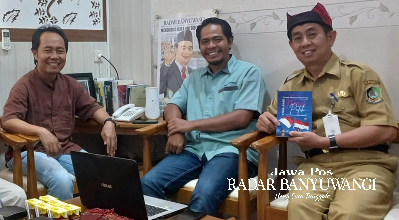 PAPARAN: Kadispendik Suratno memegang buku kumpulan puisi Anak-Anak Merah Putih bersama Direktur JP-RaBa Samsudin Adlawi (kiri) di kantor Dispendik Banyuwangi, Selasa lalu (22/8).
