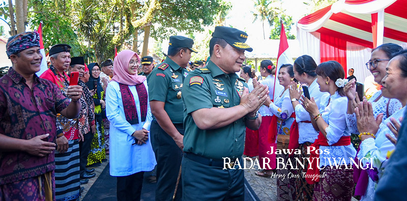 Kasad Jenderal TNI Dudung Abdurachman didampingi Pangdam V Brawijaya Mayjen TNI Farid Makruf dan Bupati Ipuk Fiestiandani di Desa Patoman, Blimbingsari, Rabu (23/8).