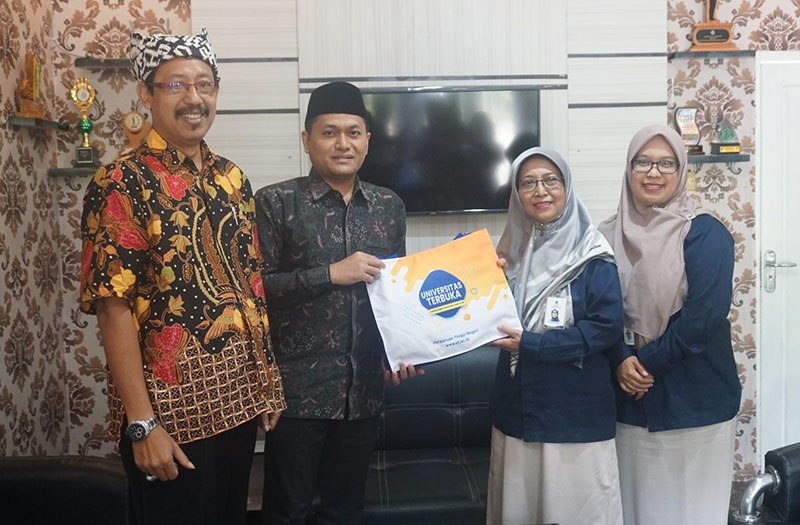 (Ki-ka) Kepala SMK Nurut Taqwa Achmad Nasir, Ketua Pembina Yayasan Nurut Taqwa HM Ali Mahrus, SHI, MH, Direktur UT Jember Dra Barokah Widuroyekti, MPd, dan manajer UT Jember Nita Ryan Purbosari, MSi.