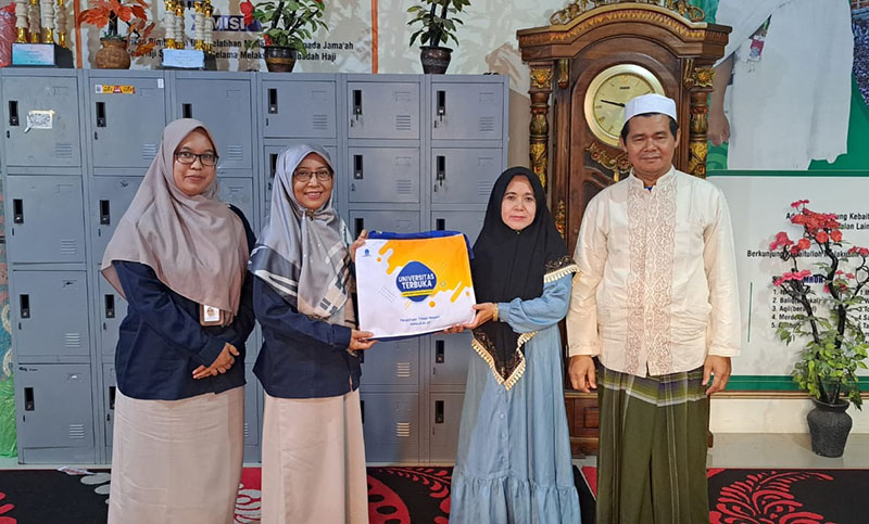 (Ki-Ka) Manajer Marketing dan Registrasi UT Jember Nita Ryan Purbosari, M.Si, Direktur UT Jember, Dra Barokah Widuroyekti, M.Pd., serta pengasuh PP Amanatullah Jajag, Drs KH Rukhin Huda beserta istri.