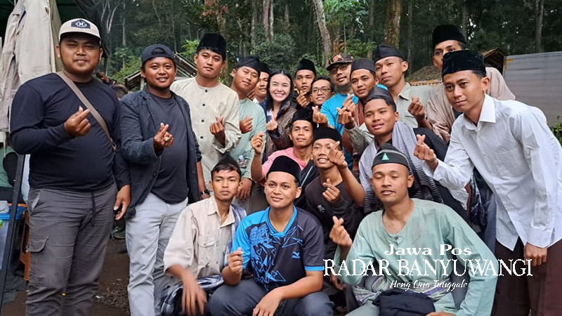 SEBULAN DI BANYUWANGI: Amanda Manopo (tengah) bersama para pemeran figuran dari GP Ansor Banyuwangi dalam proses syuting di kawasan wisata Sumbermanis Gombengsari, Kecamatan Kalipuro, Selasa (22/6).