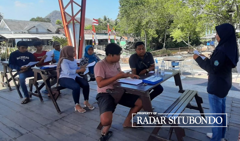 IKUTI PELATIHAN: Sejumlah pengelola wisata Kampung Kerapu Bumdes Berkarya Desa Klatakan Kecamatan Kendit, dilatih english for tourism oleh dosen dan mahasiswa Unars Situbondo.