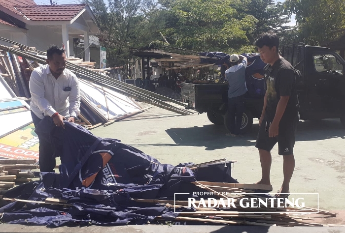 DIAMBIL KEMBALI: Bendera Partai Nasdem yang sempat dibersihkan saat berkibar di jalan raya Kota Genteng pada Senin (7/8) diambil oleh kader partai pada Senin (14/8) lalu.