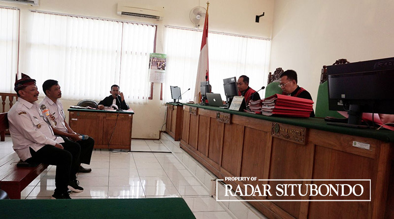 SIDANG KEDUA: Bupati Karna Suswandi hadir dalam persidangan  di Pengadilan Negeri Situbondo, Rabu (23/8).