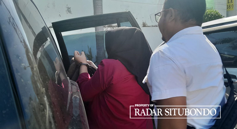 PAKAI BAJU TAHANAN: Hafit Nur Hainia asal Desa Alasmalang, Kecamatan Panarukan, digelandang ke Rumah Tahanan (Rutan) Kelas IIB Situbondo, dari Kejaksaan Negeri Situbondo, Rabu (23/8).