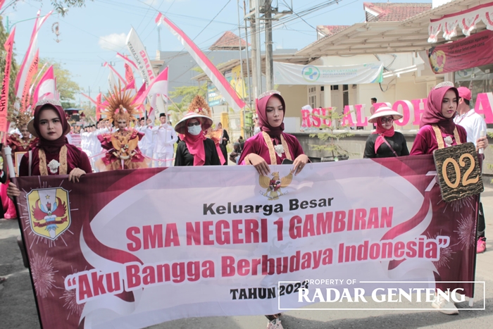 KAMPANYE: Para siswa dan guru SMAN 1 Gambiran menyuguhkan aneka budaya di Indonesia dalam karnaval tingkat Kecamatan Gambiran, Rabu (23/8)