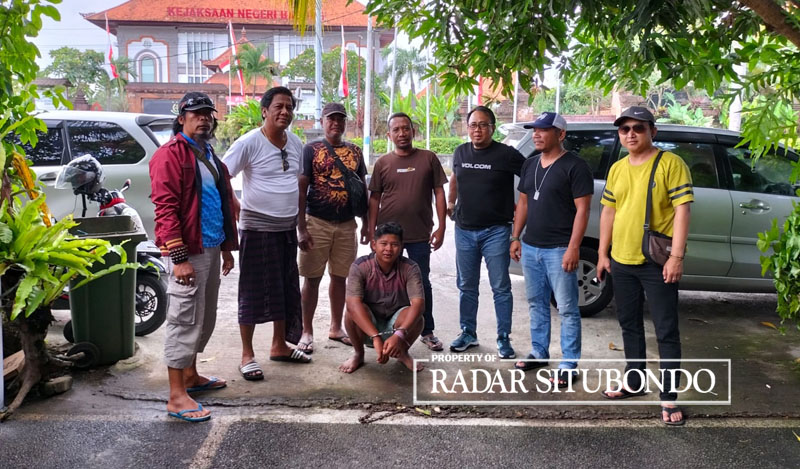 DIBORGOL: Moh. Fatoni (bawah) Asal Desa Sidomukti, Kecamatan Kraksaan, Probolinggo diapit tim Resmob Polres Situbondo di Kabupaten Badung, Bali, Kamis lalu (24/8).