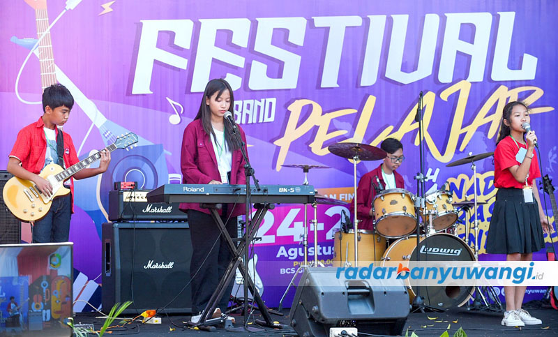 UNJUK AKSI: Salah satu grup band pelajar tampil dalam Festival Band Pelajar di Taman Blambangan, Kamis (24/8).