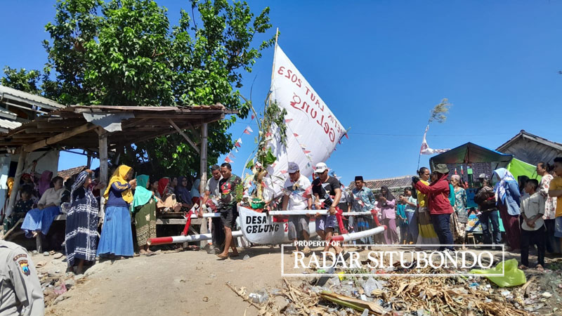 TRADISI TAHUNAN: Ratusan warga Desa Gelung, Kecamatan Panarukan, menyaksikan pelepasan larung saji di pinggir pantai setempat, Kamis (24/8).
