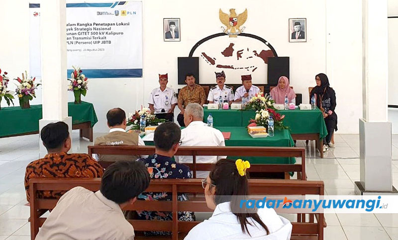 PROYEK STRATEGIS NASIONAL: Pihak PLN dan stakeholder terkait menggelar sosialisasi kepada warga di Kecamatan Kalipuro.