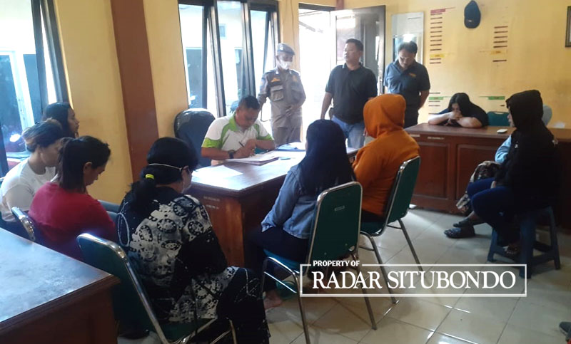 HASIL TANGKAPAN: Sembilan PSK didata di Kantor Satpol PP Situbondo sebelum diantarkan pulang ke rumahnya masing-masing, Jumat (25/8).