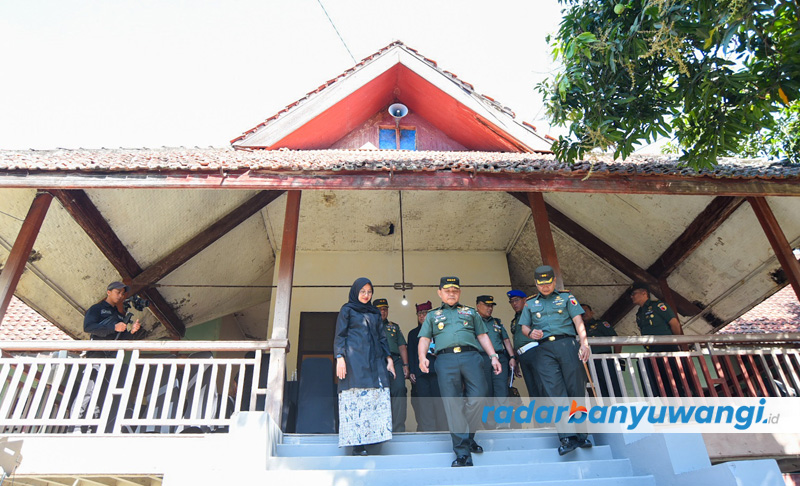 TURUN DARI TANGGA: Kasad Jenderal TNI Dudung Abdurachman didampingi Pangdam V Brawijaya Jenderal TNI Farid Makruf, serta Bupati Ipuk Fiestiandani meninjau gedung Inggrisan, Kamis (24/8).
