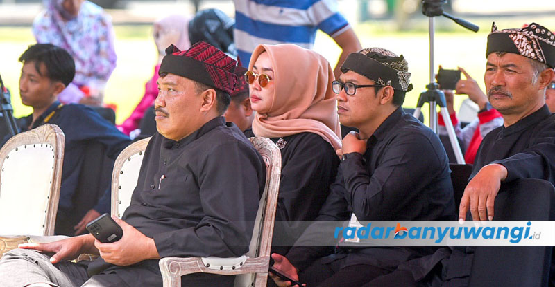 WADAH KREATIVITAS: Kabid SMP Dispendik Alfian menyaksikan grup peserta yang menyuguhkan penampilan terbaik pada ajang Festival Band Pelajar.