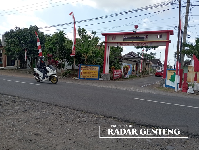 KEBERAGAMAN: Gapura masuk Kampung Pancasila di Dusun Gumukrejo, Desa/Kecamatan Purwoharjo, Kamis (24/8).