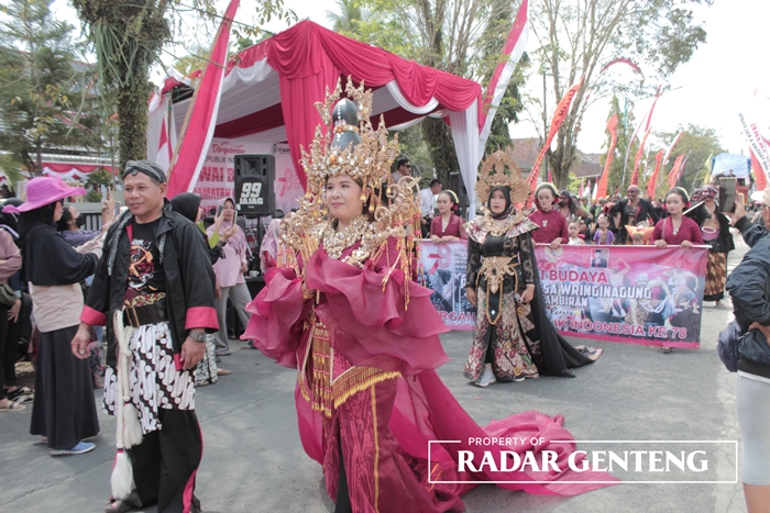 TELADAN: Kades Wringinagung Kondang Suryaningrat beserta istri memimpin rombongan karnaval tingkat Kecamatan Gambiran, Kamis (24/8).