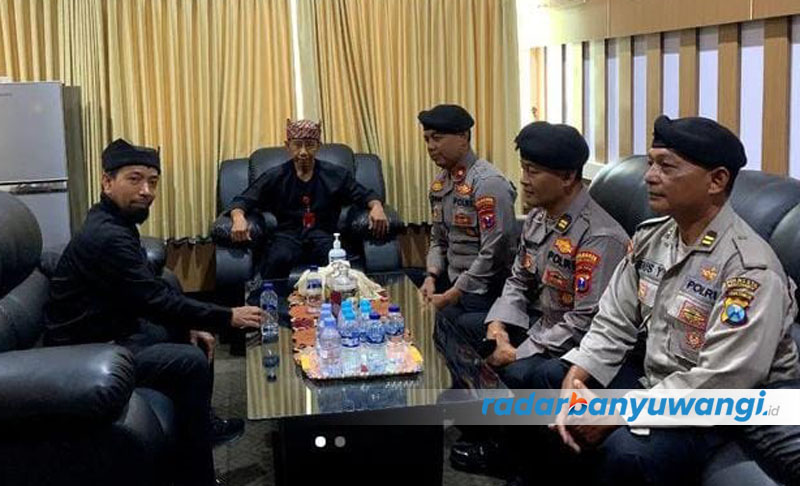 KOORDINASI: Anggota Satpamobvit Polresta Banyuwangi berkoordinasi dengan Kepala Dinas PU Pengairan Banyuwangi Guntur Priambodo, Kamis (24/8).