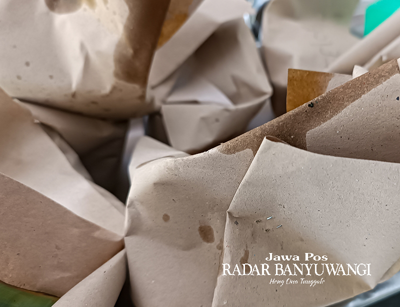 MURAH: Tumpukan nasi bungkus dengan kemasan kertas warna cokelat berlapis plastik antibocor.