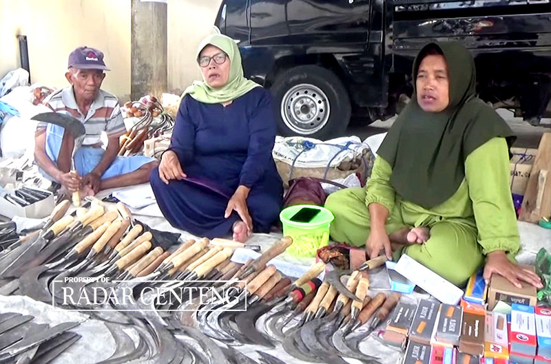 JUAL SABIT: Pedagang alat pertanian di Dusun Pekulo, Desa Kepundungan, Kecamatan Srono, menunggu pembeli, Jumat (25/8).