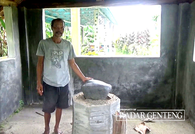 BERSEJARAH: Batu yang menjadi petilasan Mbah Singo Laksono di Dusun Srono, Desa Kebaman, Kecamatan Srono oleh warga dikeramatkan, Jumat (25/8).