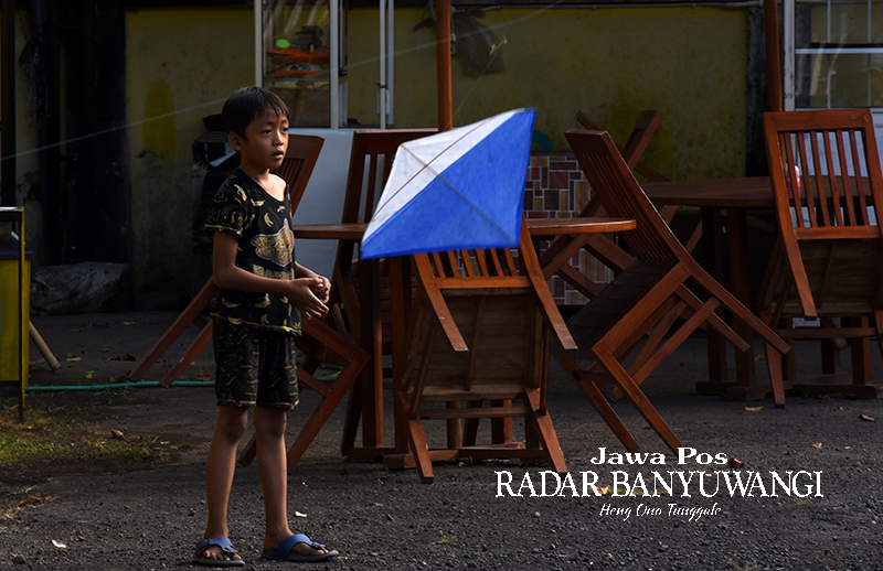 AGAR TERBANG: Layang-layang terbuat dari kerangka bilah bambu tipis dipadu dengan kertas khusus yang tipis, ringan, dan kuat.