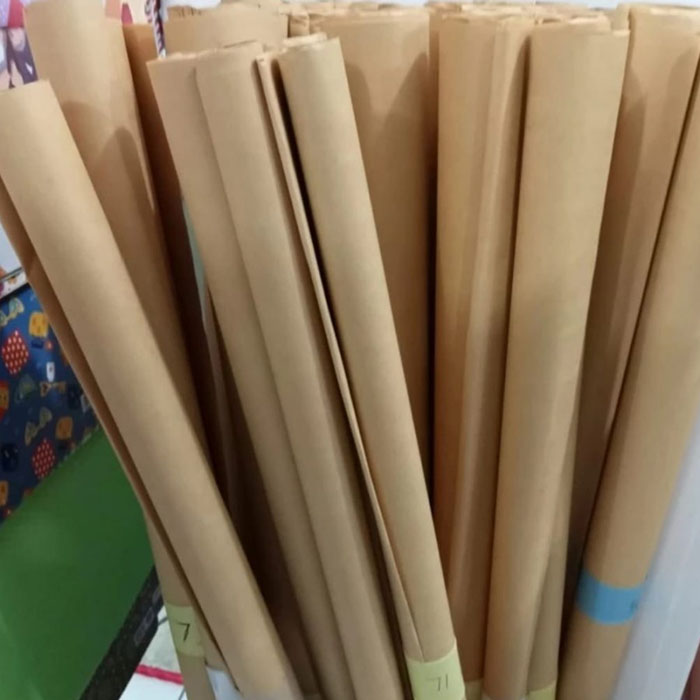Kertas sampul buku warna cokelat. Sering digunakan untuk sampul buku pelajaran.