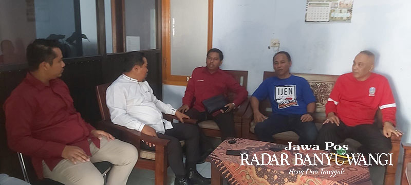 Slemen masyarakat yang tergabung dalam YLBHKI mendatangi kantor Cabdindik Banyuwangi untuk mediasi terkait puluhan siswa yang tidak naik kelas.