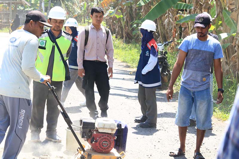 PRAKTIK: Usai acara penyuluhan, warga diajak proses pengaplikasian Aspal CPHMA di Jalan Desa Rejoagung Kecamatan Srono.
