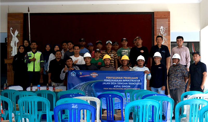 FOTO BERSAMA: Tim PKM Dosen Jurusan Teknik Sipil Poliwangi bersama perwakilan warga dan kelompok Pemuda Rejoagung Jaya.