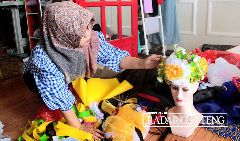 Anis Marcell menunjukkan cara pembuatan pernak-pernik dari bahan bekas untuk kostum karnaval di butiknya Dusun Nganjukan, Desa Karangsari, Kecamatan Sempu, Jumat (25/8).