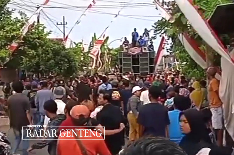 GEGER: Karnaval dalam rangka HUT RI ke-78 di Desa Karangsari, Kecamatan Sempu ricuh pada Kamis (25/8) sore.