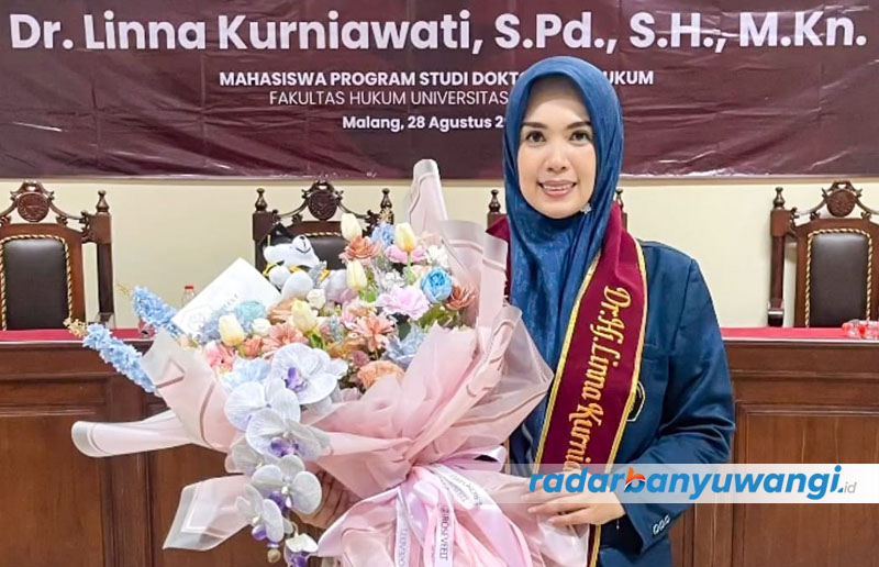 PENUH BAHAGIA: Linna Kurniawati mendapatkan karangan bunga setelah dinyatakan lulus Program Doktor Ilmu Hukum, Fakultas Hukum Universitas Brawijaya Malang, Senin sore (28/8).