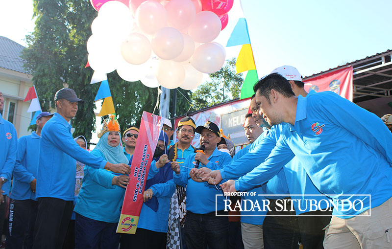 KOMPAK: Bupati Situbondo Drs. Karna Suswandi didampingi Wakil Bupati Nyai. Khairani, Direktur RSAR, dr. Roekmy Prabarini dan jajaran Forkopimda melepas balon di halaman Rumah Sakit Dr Abdoer Rahem.