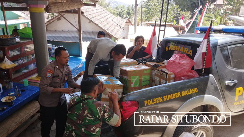 PATROLI KAMTIBMAS: Petugas Gabungan dari TNI dan Polri Anggota menyita ratusan botol miras dari toko kelontong di Desa Baderan, Sumbermalang, Situbondo, Sabtu lalu (26/8).