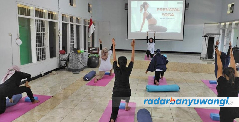 INOVASI: Bidan dan ibu hamil gelar senam dalam program prenatal care di RSU Bhakti Husada, Krikilan, Kecamatan Glenmore.