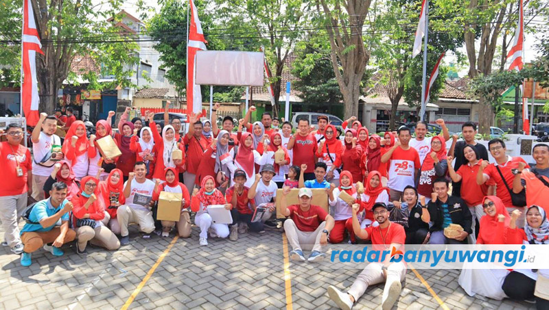 SEMANGAT: Wajah Ceria karyawan setelah jalan sehat RSUD Blambangan.