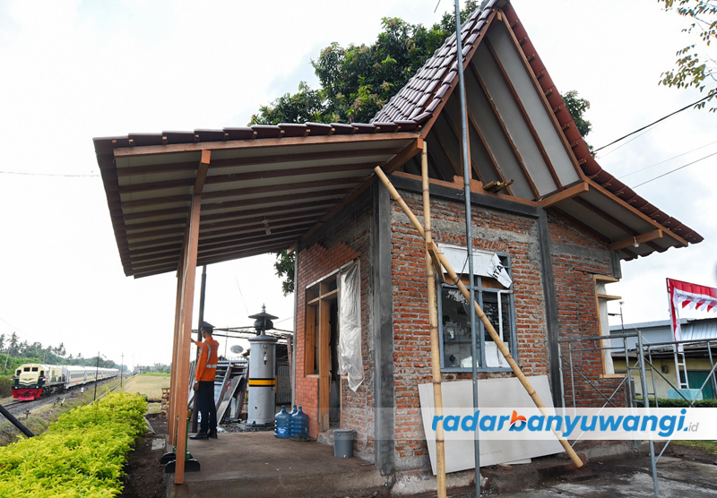 ADOPSI KEARIFAN LOKAL: Atap pos penjagaan perlintasan KA di Jalan Argopuro, Klatak, dirancang dengan model tikel balung dengan posisi tetap menghadap langsung rel kereta api.