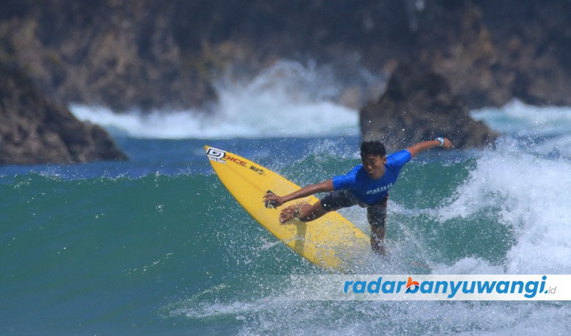 UNJUK KEBOLEHAN: Salah satu peselancar beraksi menaklukkan ombak di Pantai Pulau Merah pada gelaran Red Island Gandrung Surf Competition 2023 pada Minggu (27/8).