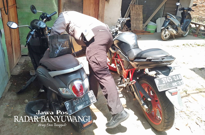DIRAWAT INTENSIF: Anggota Satlantas Polsek  Rogojampi mengevakuasi Abdul Ghofur, korban kecelakaan lalu lintas di depan Makoramil Kabat, Minggu (27/8).