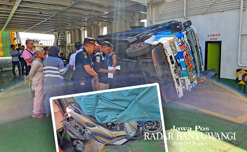 Truk pengangkut kedelai yang diangkut KMP Nusa Makmur terguling akibat cuaca buruk di perairan Selat Bali, Minggu (27/8). Insert: Motor rusak tertimpa truk.