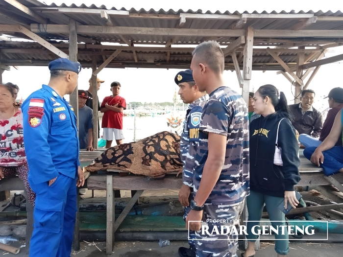 DIEVAKUASI: Jenazah Suyanto yang menjadi ABK Perahu Sekar Wangi akan dibawa ke Puskesmas Kedungrejo, Kecamatan Muncar untuk pemeriksaan fisik pada Sabtu (26/8) pagi.