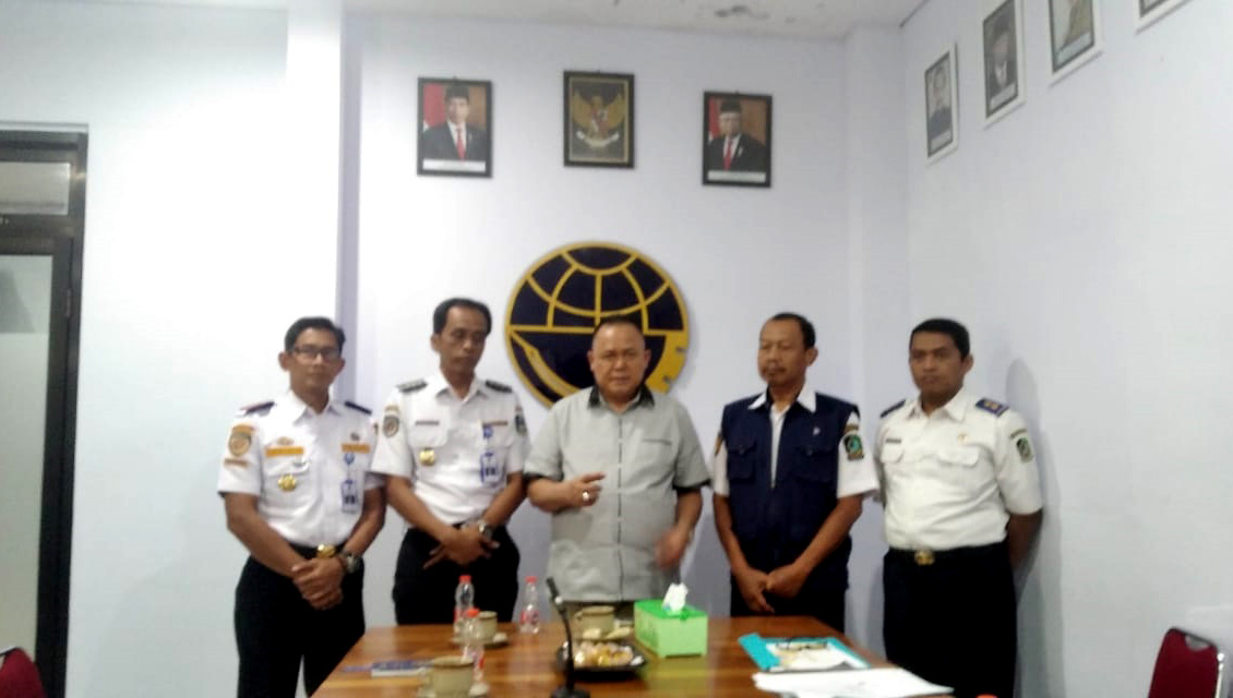 Ketua Komisi D DPRD Jatim dr Agung Mulyono bersama Joko Pitoyo ST, MT  Kabid Perkeretaapian dan Jaringan Transportasi Dishub Jatim, Kepala Dishub Banyuwangi Pujo Hartanto, dan Kabid Dishub Banyuwangi,