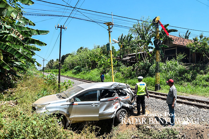 Mobil Avanza yang tertemper KA Pandanwangi, Rabu (30/8) siang ringsek. Sementara lokomotif KA Pandanwangi mengalami kerusakan hingga perjalanan terganggu.