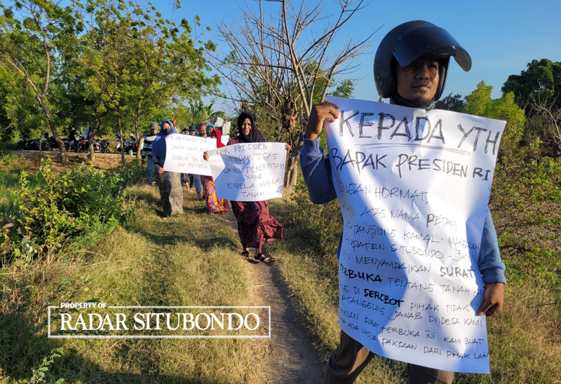Belasan warga di Desa Tanjung Kamal, Kecamatan Mangaran membuat surat terbuka untuk Presiden Joko Widodo, Sabtu (26/8). Mereka kecewa lantaran sertifikat tidak kunjung selesai.