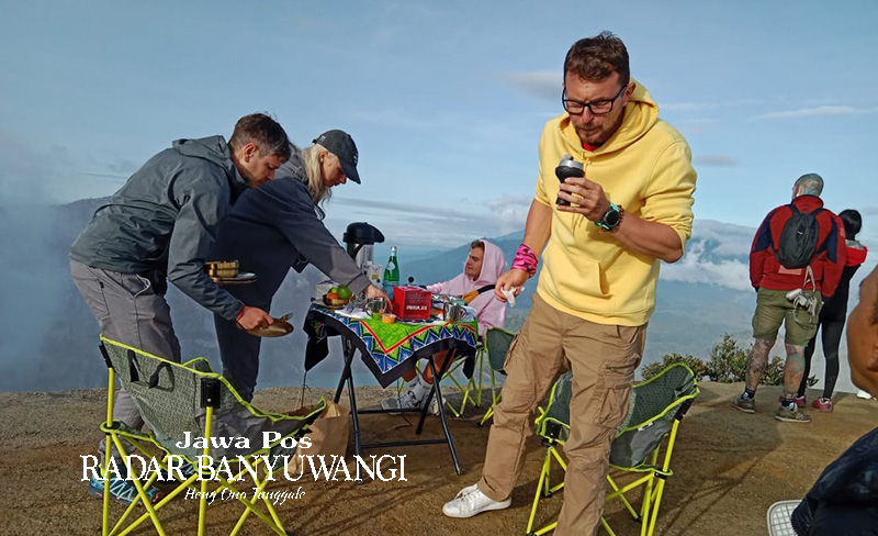BAWA MEJA KURSI: Sebagian wisatawan menikmati makanan di puncak Ijen yang mereka bawa dari bawah.