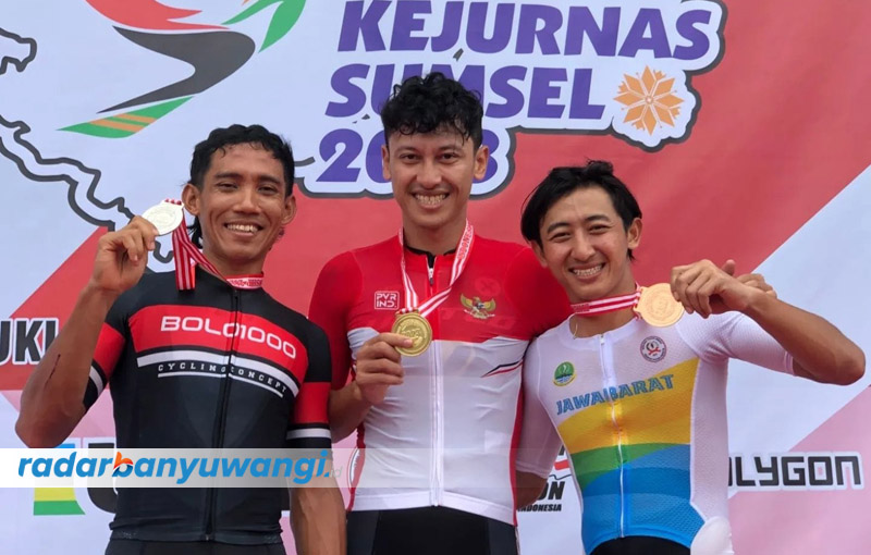 POTENSI LAGI: (tengah) atlet Croos Country Eliminator (XCE) asal Banyuwangi, Renoza Aldi mendapat emas di Kejurnas Balap sepeda di Sumatera Selatan.