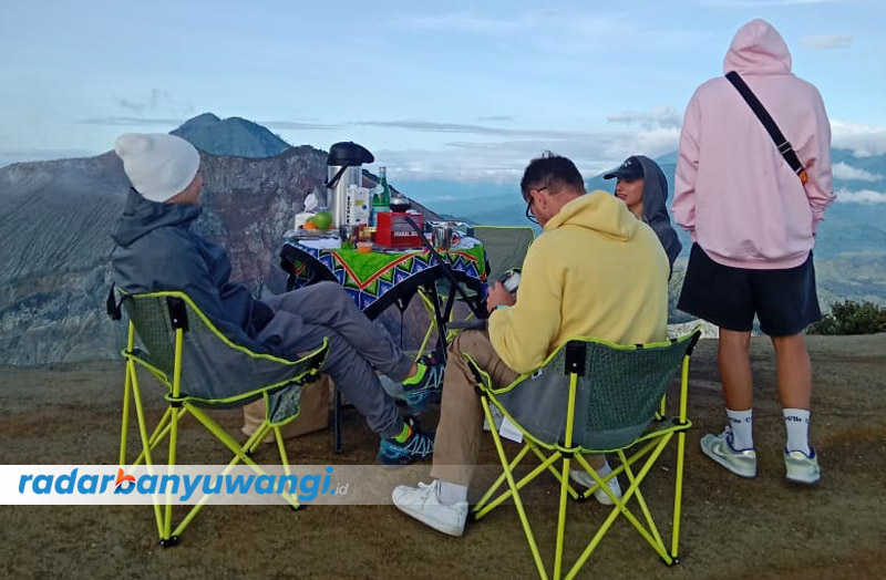 HIGH SEASON: Wisatawan asing menikmati pemandangan di dekat Kawah Ijen, Tamansari, Licin, Banyuwangi, Selasa (29/8).