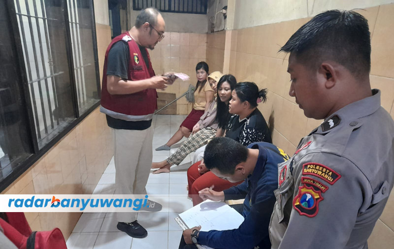 SKRINING: Sejumlah tahanan Polresta Banyuwangi menjalani pemeriksaan penyakit menular di ruang tahanan Polresta Banyuwangi, Senin (28/8).