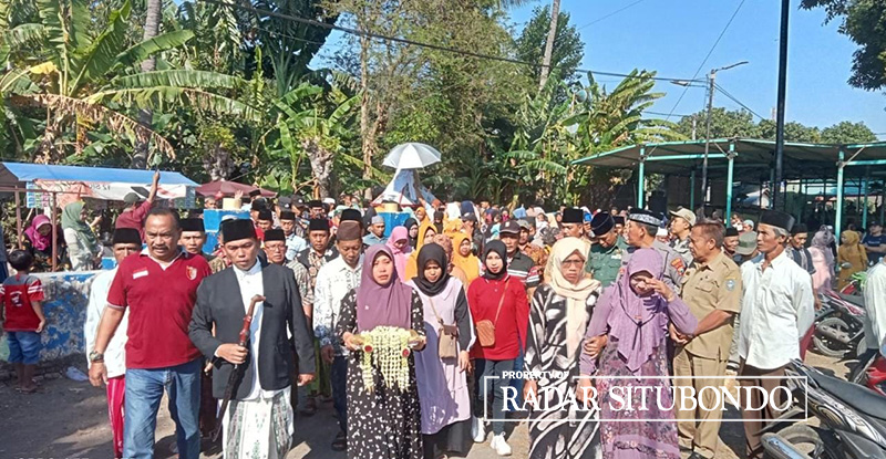 GIAT TAHUNAN: Kepala Desa Gebangan Joko Sabar (dua dari kiri) diiringi ratusan warga membawa tongkat turunan menuju makam Mbah Sila, Selasa lalu (29/8).